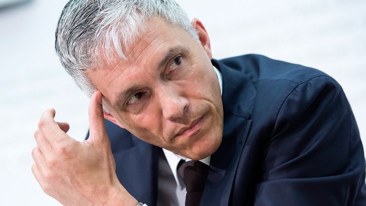 Rund um die Vergaben der Weltmeisterschaften 2018 und 2022  sind 53 Verdachtsfälle von Geldwäsche registriert worden, wie der Schweizer Bundesanwalt Michael Lauber mitteilte.