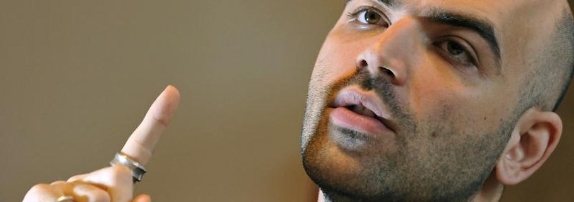 Roberto Saviano erhält selbst Morddrohungen von der Mafia und lebt permanent unter Personenschutz.