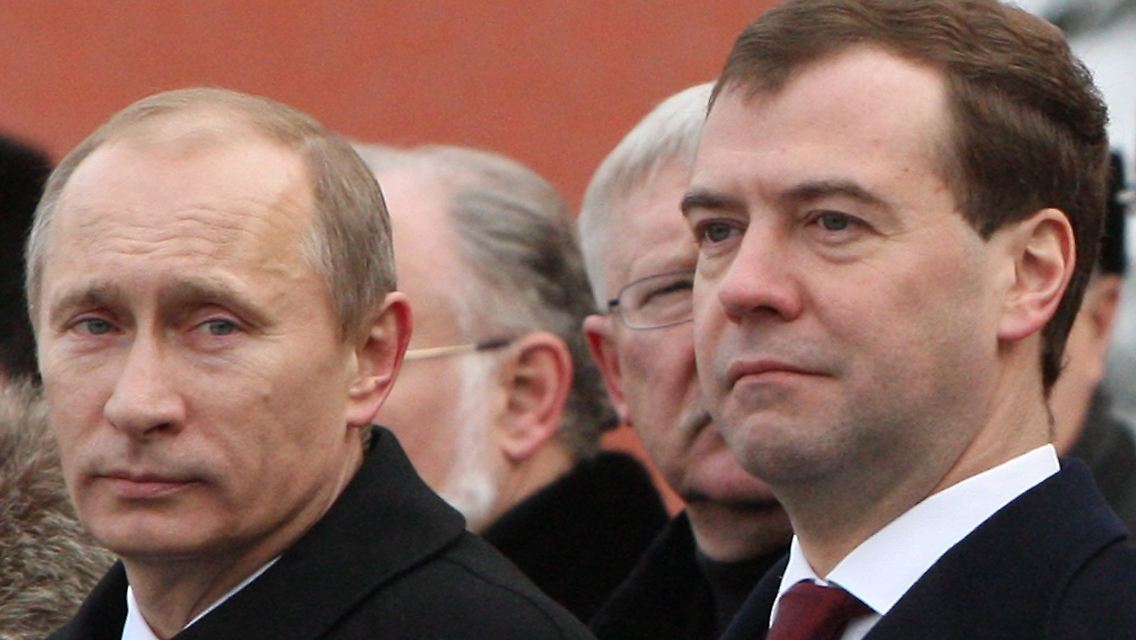 Putin (l.) und MEdwedew (r.): Wessen Position stärken die geplanten Massenentlassungen beim Staat?