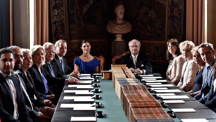Die Tradition verlangt, dass König Carl XVI. Gustaf zunächst der schwedischen Regierung den Namen des Neugeborenen mitteilt.