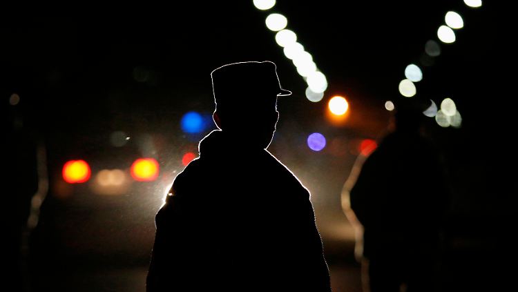 Ein afghanischer Polizist während einer Kontrolle. Die afghanischen Sicherheitskräfte werden schon allein durch die Taliban enorm strapaziert.