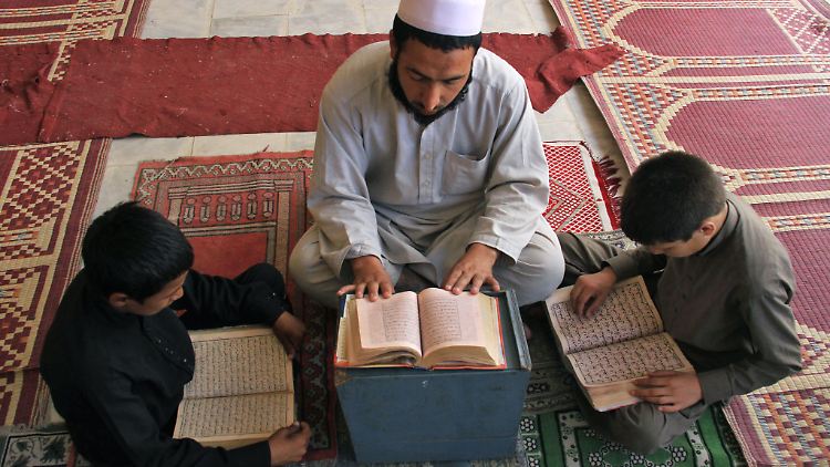 Junge Muslime aus dem afghanischen Jalalabad beim Studium des Korans.