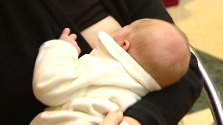 Die Mutter bleibt die erste Sorgeberechtigte, jedoch darf sie ihr Kind nicht mehr stillen.