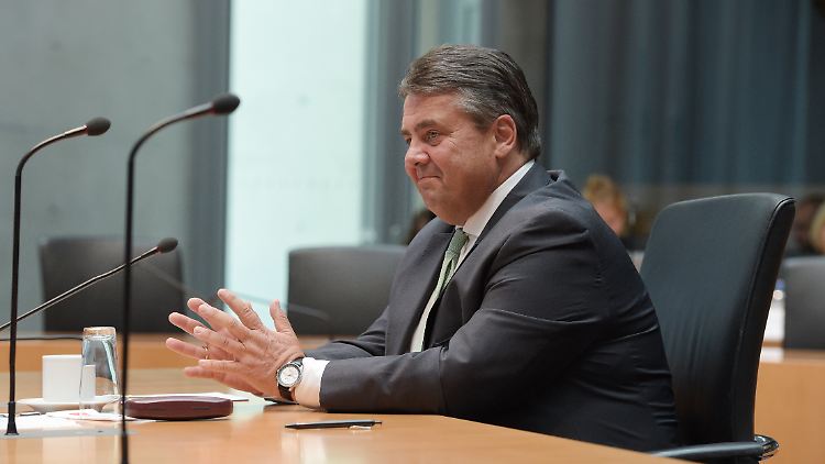 Der SPD-Parteivorsitzende und Wirtschaftsminister, Sigmar Gabriel, sagt vor dem Edathy-Untersuchungsausschuss aus.