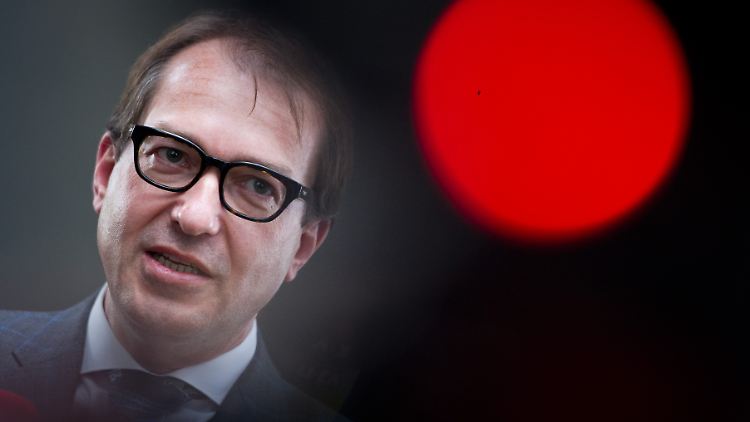 Die EU-Kommission hat die Pkw-Maut-Pläne von Verkehrsminister Dobrindt vorerst ausgebremst.
