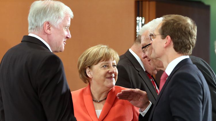 Kanzlerin Merkel bei der Ministerpräsidentenkonferenz der Länder mit dem Landeschef aus Bayern Seehofer (l.), dem Ministerpräsidenten von Baden-Württemberg Kretschmann und dem Regierenden Bürgermeister von Berlin Müller (r.).