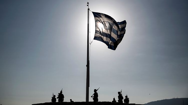 Soldaten hissen auf der Akropolis die griechische Flagge.