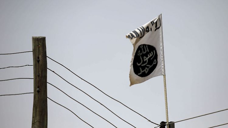 Eine Flagge der Islamisten von Boko Haram weht über einem Gebäude.