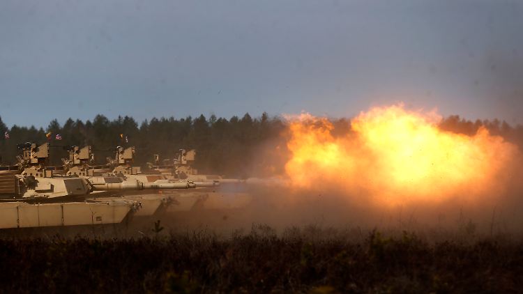 M1A2-Abrams-Panzer der US-Armee feuern während einer Nato-Übung in Litauen.