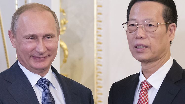 Putin heißt den chinesischen Vize-Premier Zhang in St. Petersburg herzlich willkommen. Die Chinesen stehen schon längst bereit, um für Deutschland in die Bresche zu springen.