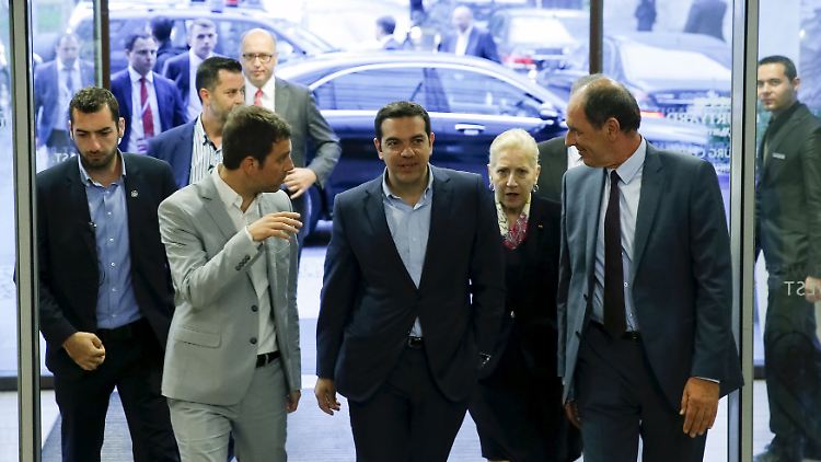 Tsipras wird in St. Petersburg begrüßt.