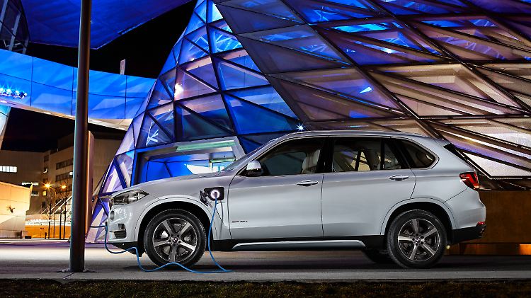 Vier Stunden braucht der Akku des X5 xDrive40e an der Haushaltssteckdose bis er wieder voll ist.