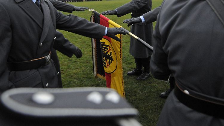 Bundeswehrsoldaten vom Panzerpionierbataillon 701 aus Gera legen im November 2013 während ihrer Vereidigung ihre Hände an die Truppenfahne.