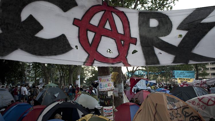 Transparente von Çarşı gehörten im Gezi-Park zum Standard-Inventar.