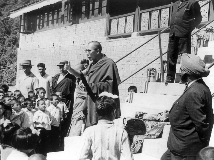 Der Dalai Lama weiht 1970 ein Kinderheim am Himalaya ein. Nach dem Scheitern des Volksaufstands in Tibet im März 1959 gegen die Chinesen war er ins benachbarte Indien geflohen.
