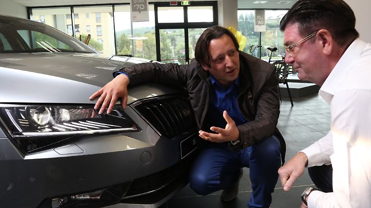 Peter Zec im Gespräch mit Skoda Chefdesigner Jozef Kaban.