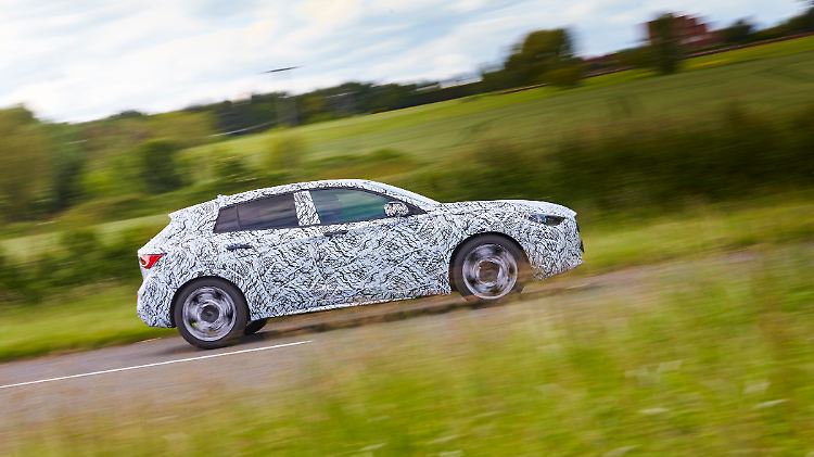 Noch zeigt sich der Infiniti Q30 nur im Tarnkleid. Wenn man es weiß, sind die Anleihen an Mercdes' A-Klasse aber unverkennbar.