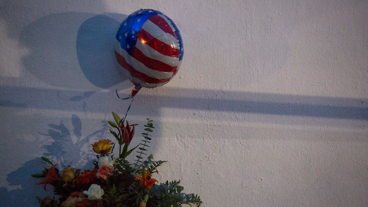 Blumen und Ballons vor der Kirche in Charleston: Es ist eine Tat, die die Menschen besonders trifft - weil sie so sinnlos ist.