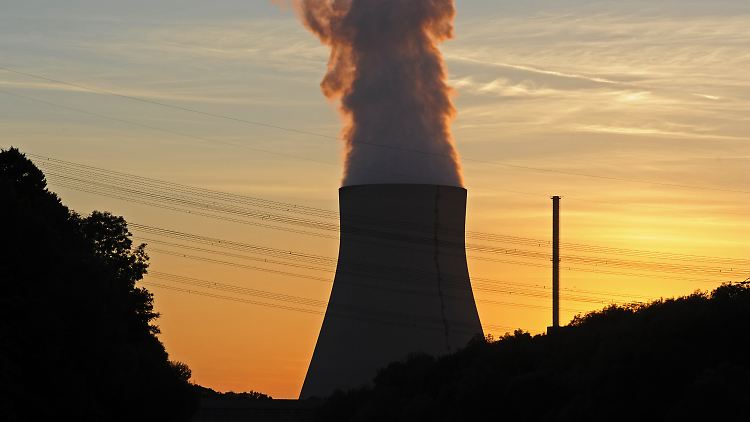 Schwarz-gelbe Abendstimmung: Der Kühlturm auf dem Gelände der Atomkraftwerke Isar 1 und Isar 2.