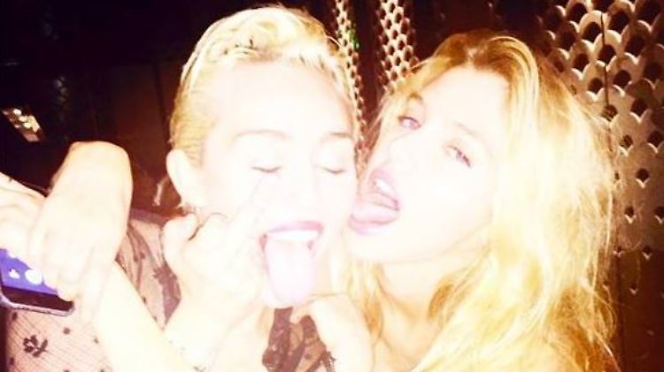 Miley Cyrus geht dem Unterwäsche-Model Stella Maxwell angeblich an die Wäsche.
