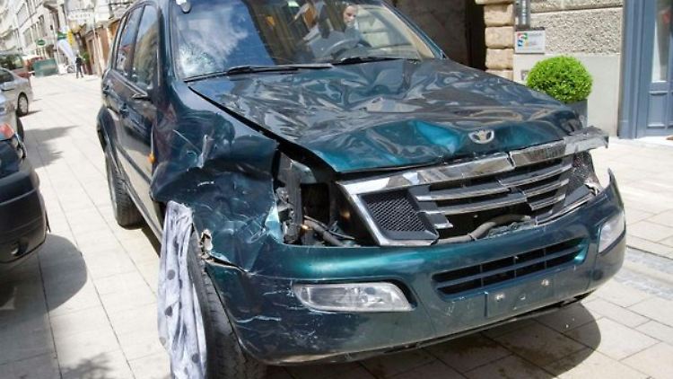 Wie von Sinnen sei der Autofahrer in die Menschenmenge gefahren, hieß es.