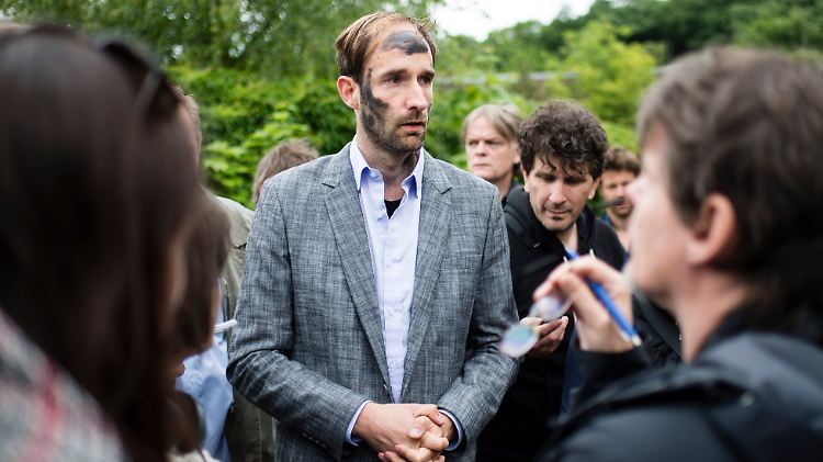 Philipp Ruch vom Zentrum für politische Schönheit will mit der Aktion "Die Toten kommen" aufrütteln.