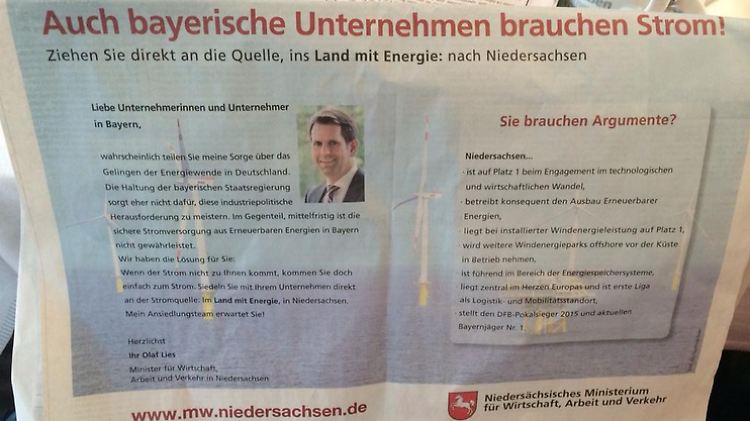 Die Anzeige spielt auf den Streit über Stromtrassen aus dem Norden nach Bayern an.