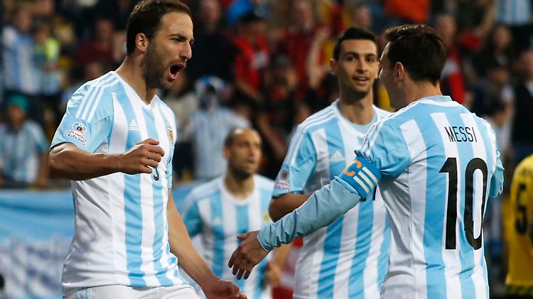 Higuain und Messi feiern das 1:0 gegen Jamaika und den sicheren Gruppensieg.
