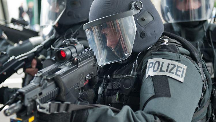 Mit herkömmlichen Waffen sei Terroristen immer schlechter beizukommen, so der rheinland-pfälzische Innenminister Roger Lewentz.