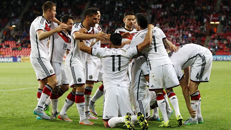 Am Ende doch deutlich besiegen die deutschen Nachwuchsfußballer Dänemark.