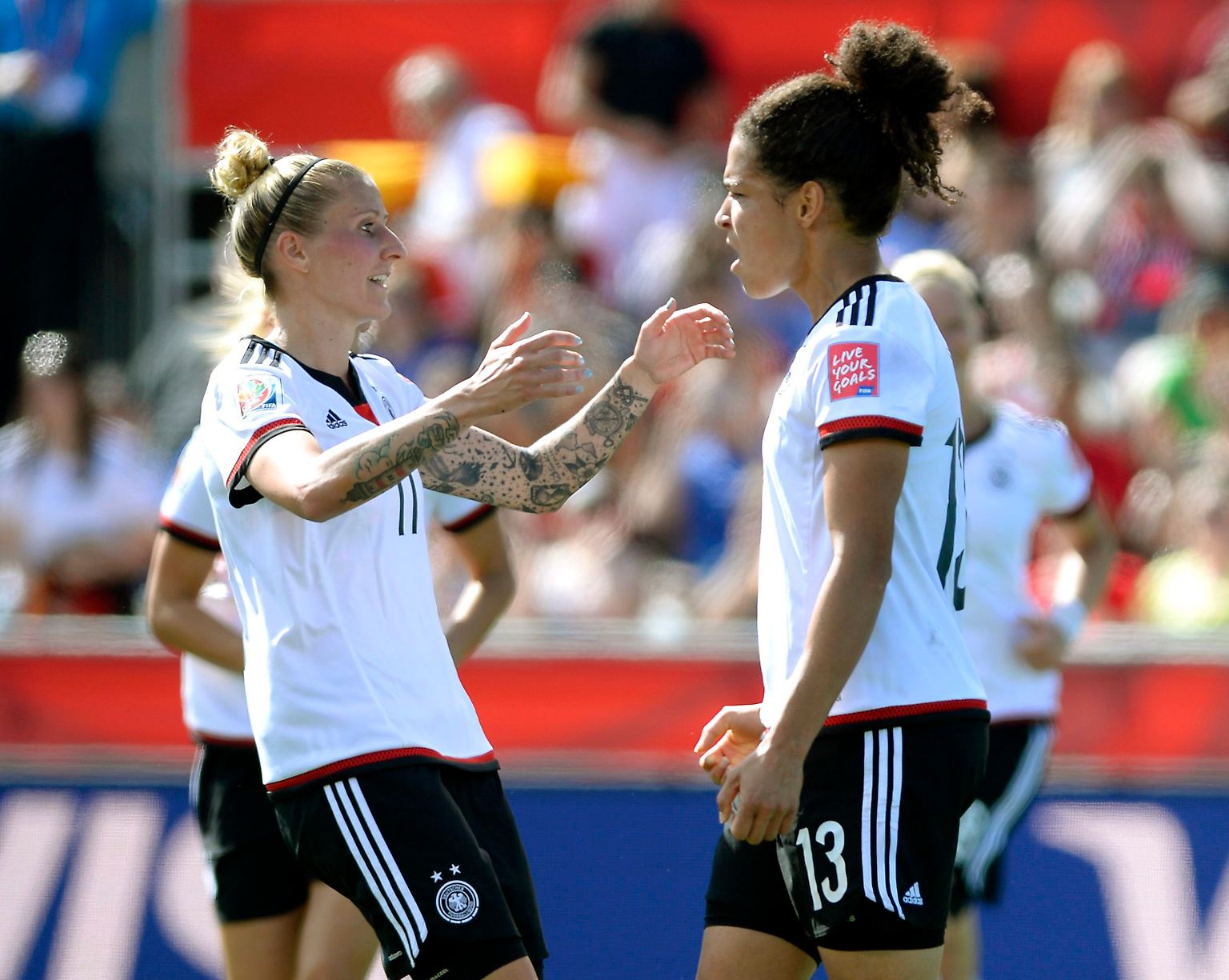 Das deutsche Sturm-Duo Celia Sasic und Anja Mittag spielt sich bei der Weltmeisterschaft in Kanada in einen Torrausch. 