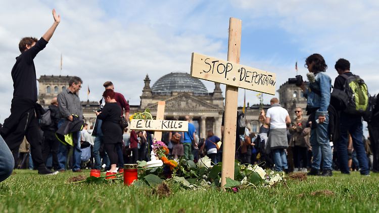 Offiziell war das so nicht vorgesehen: Teilnehmer des "Marsches der Entschlossenen" heben auf dem Vorplatz des Bundestages etliche symbolische Gräber aus.