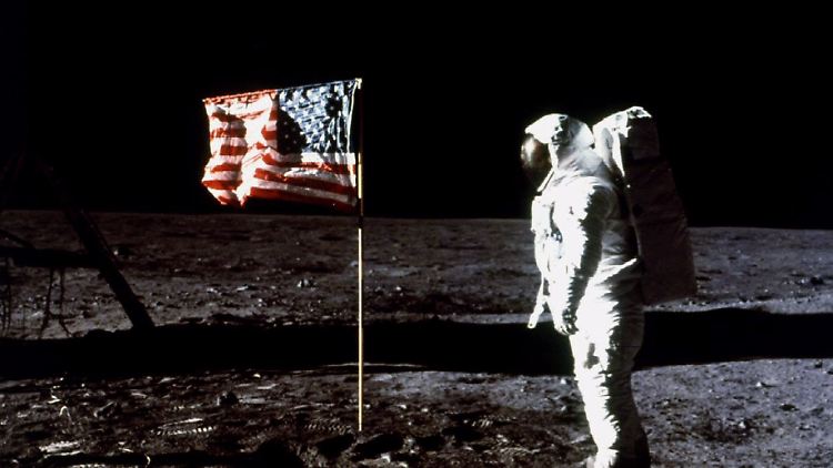 Astronaut Edwin E. Aldrin vor der US-amerikanischen Flagge auf dem Mond.