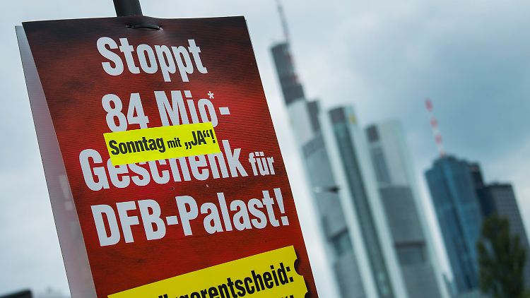 Plakate werben für eine "Ja" zum Bürgerentscheid - dessen Erfolg hätte das Aus für die DFB-Akademie bedeutet.