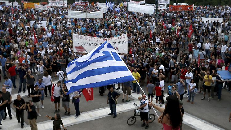 Tausende versammeln sich in Athen vor dem Parlamentsgebäude, um gegen die Sparpolitik zu protestieren. 
