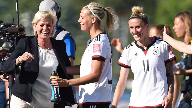Silvia Neid freut sich mit dem deutschen Team nach dem Sieg gegen Schweden. Nun wartet mit Frankreich bereits im Viertelfinale der nöchste Kracher.