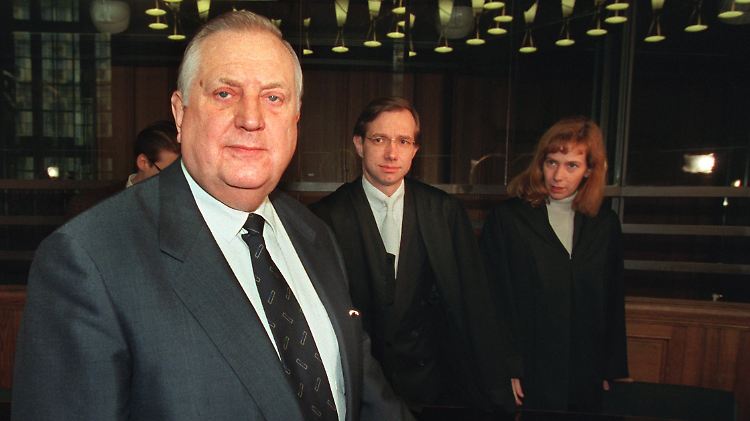 Schalck-Golodkowski war 1998 zu einer Freiheitsstrafe auf Bewährung verurteilt worden.