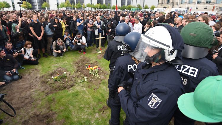 "Die Polizei war überfordert", sagt der Journalist Sofian Philip Naceur über die Demonstration vor dem Reichstagsgebäude.
