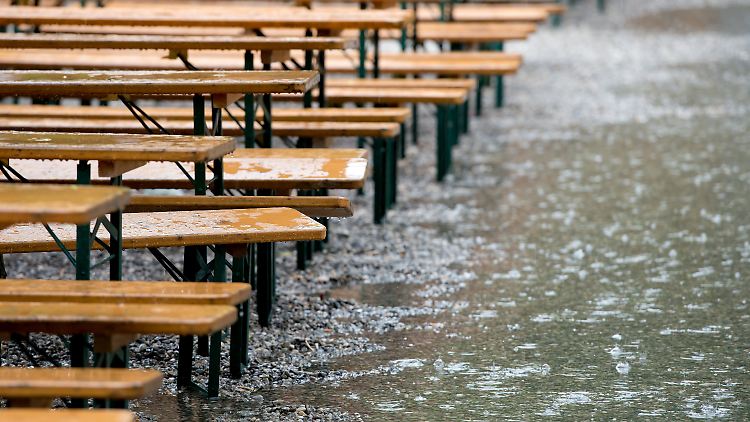 Im Biergarten gibt es bei Regen keinen Umsatz. Wetterversicherungen können Abhilfe schaffen.