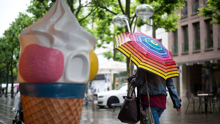 Besonders Geschäfte, die im Sommer ihren Hauptumsatz machen, verlieren bei Regen viel Geld.