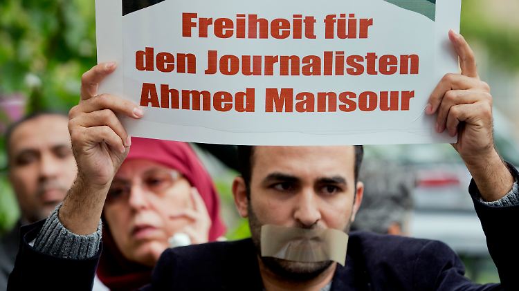 In Berlin demonstrieren Menschen für die Freilassung Ahmed Mansurs.
