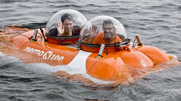 Der Taucher und Konstrukteur Thomas Breinig (vorn) mit einer Passagierin  im U-Boot "Nemo 100" im Helenesee bei Frankfurt (Oder).