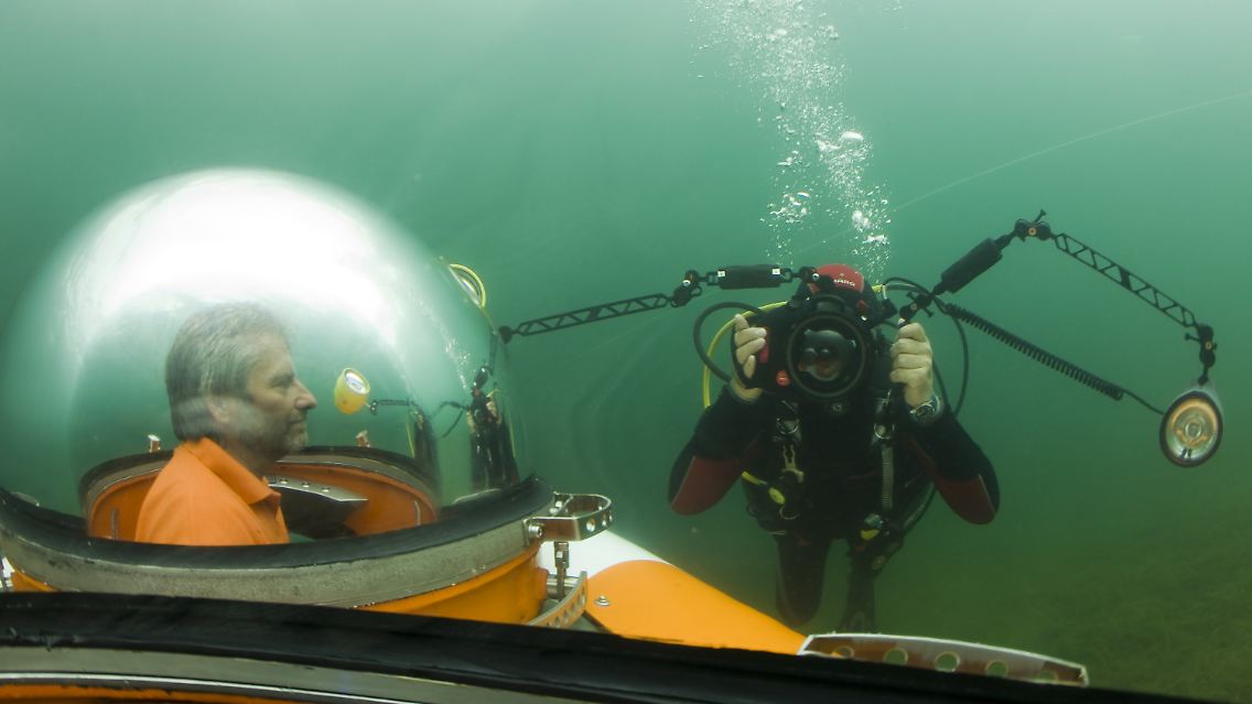 Der Taucher und Konstrukteur Thomas Breinig (l) mit dem U-Boot "Nemo 100".
