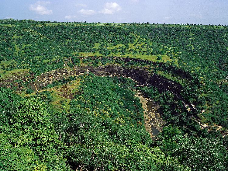 Aus großer Höhe ist das Ausmaß der Höhlentempel von Ajanta gut zu erkennen.