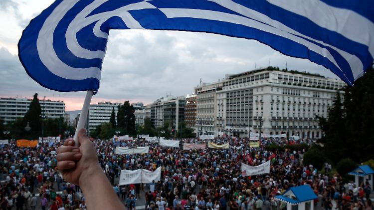 Am Vorabend des EU-Gipfels demonstrieren in Athen Menschen gegen eine zu harte Sparpolitik. Die Griechen sind zerstritten.