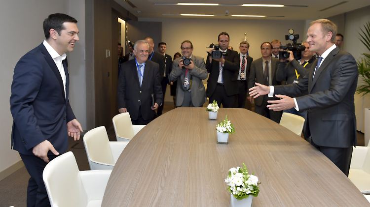 Auf die Plätze, fertig, weitermachen: Der griechische Premier Alexis Tsipras wird schon einmal vom Gastgeber des Abends, EU-Ratspräsidenten Donald Tusk, begrüsst.