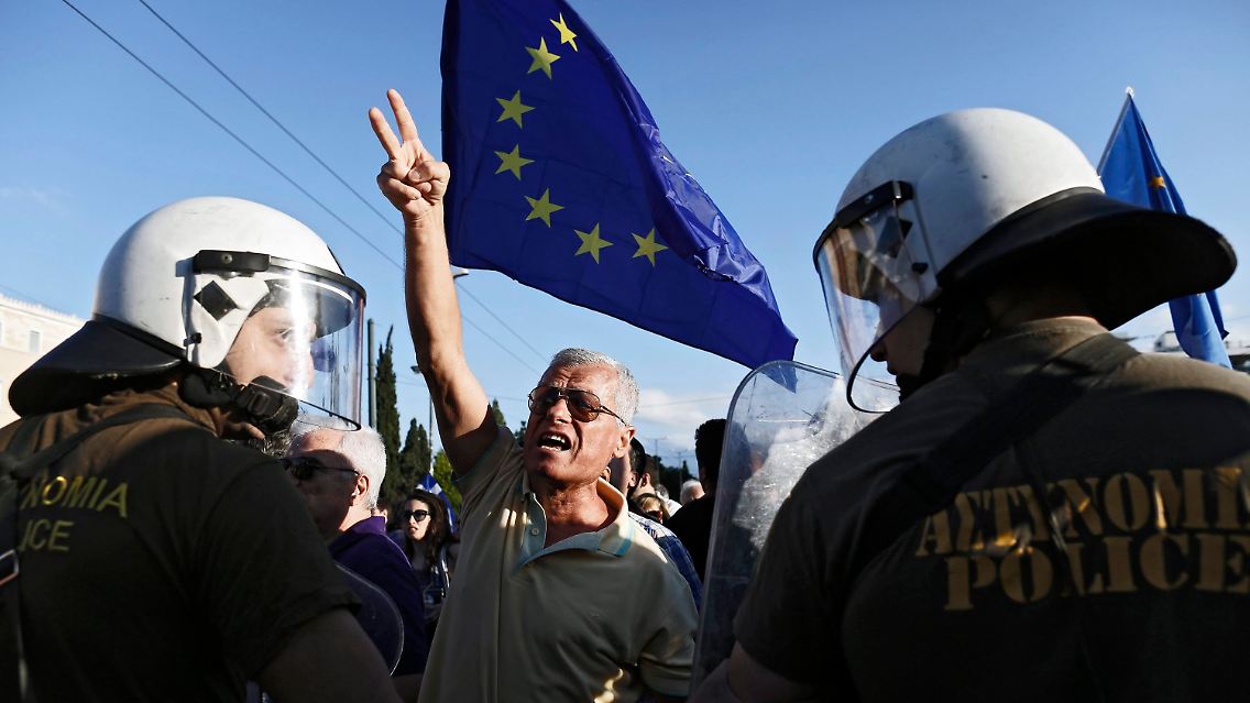 Demonstranten kritisierten die Auflagen als undemokratisch.