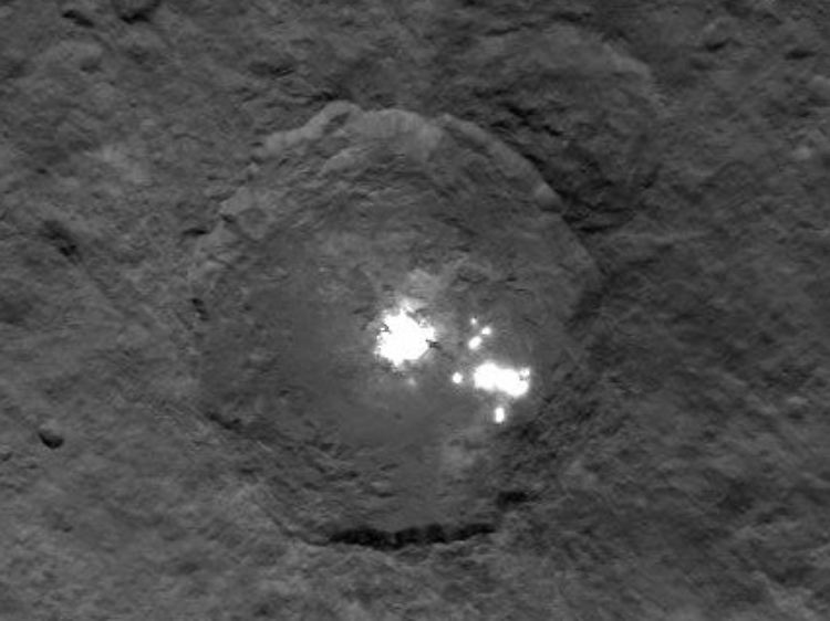 Mysteriöse helle Flecken in einem Krater auf Ceres. Über den möglichen Ursprung dieser Erscheinung gehen die Meinungen bei den Internetnutzern weit auseinander.