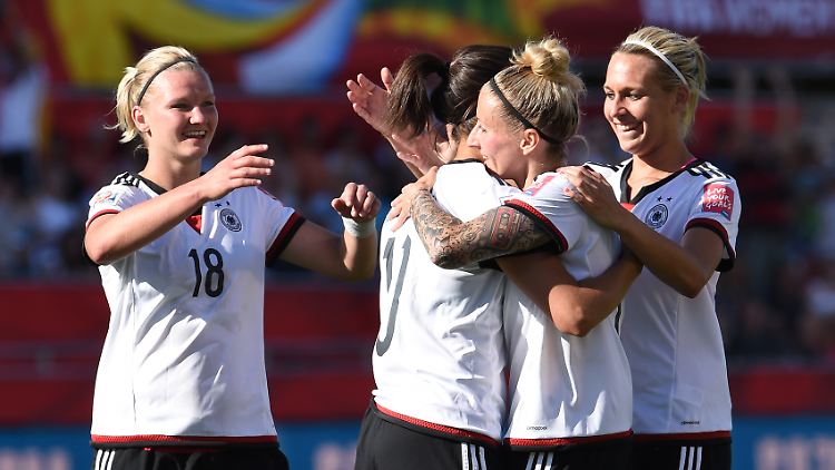Haben Grund zur Freude: Alexandra Popp, Lena Goeßling, Anja Mittag und Dzsenifer Marozsan.