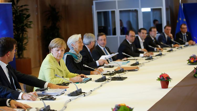 Eurogruppen-Chef Dijsselbloem, Bundeskanzlerin Merkel, IWF-Chefin Lagarde, Kommissionspräsident Juncker, EZB-Präsident Draghi und die Staats- und Regierungschefs der Eurozone bei ihrem "Beratungsgipfel" in Brüssel.